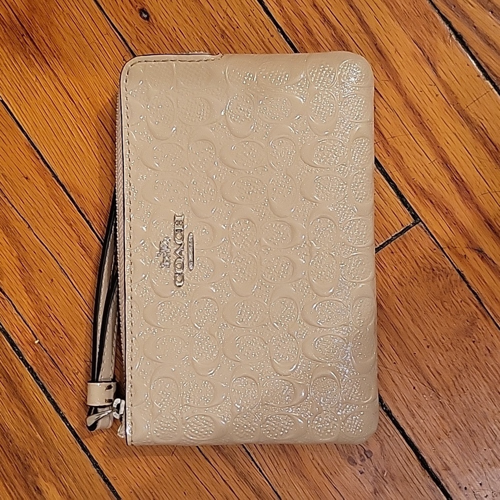 Coach Logo Embossed Patent Leather wristlet. NWOT.‎ Minimalist Neutral